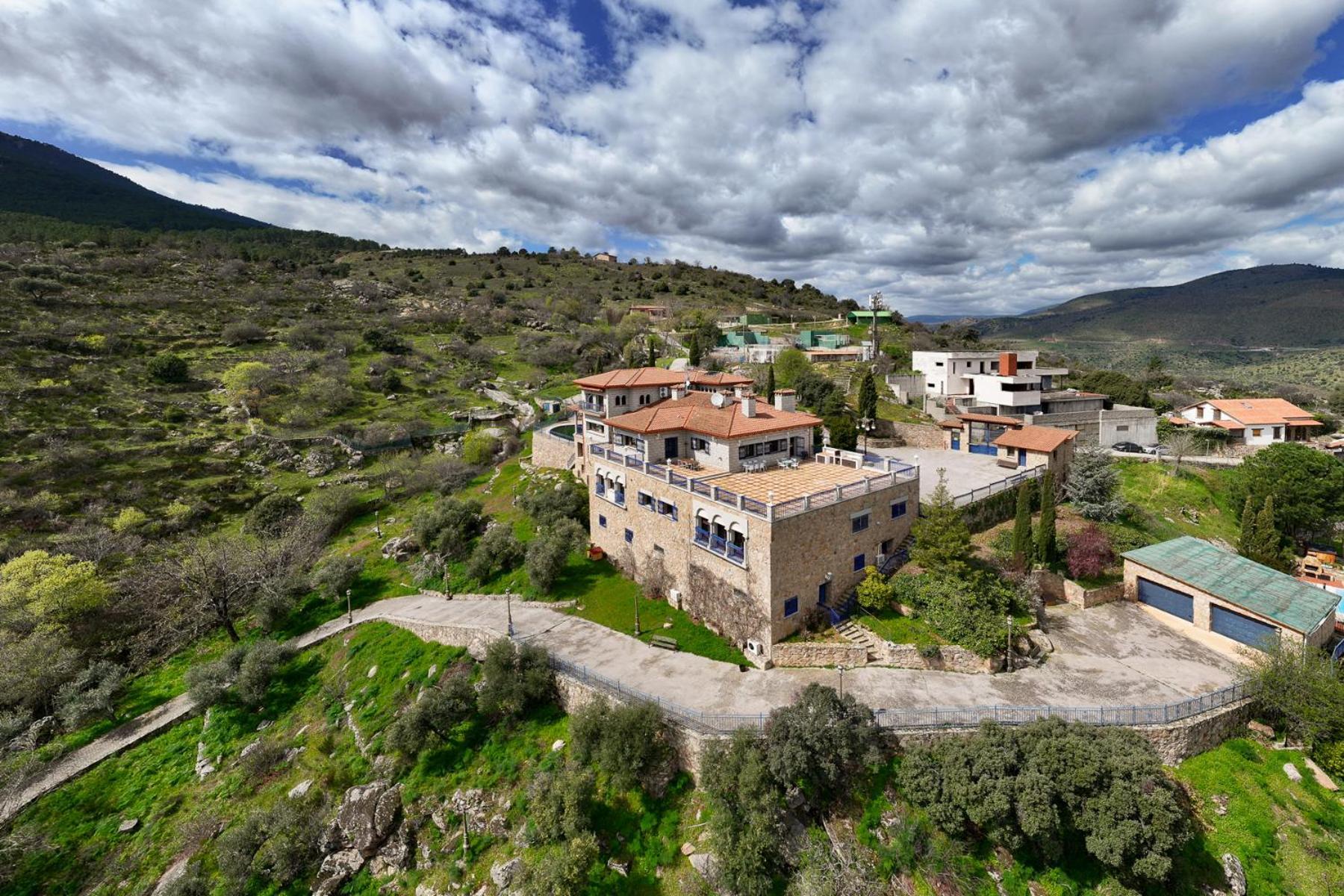 Mansion Con Jacuzzi A 40 Grados, Gran Piscina Y Padel Villa El Tiemblo Exterior photo