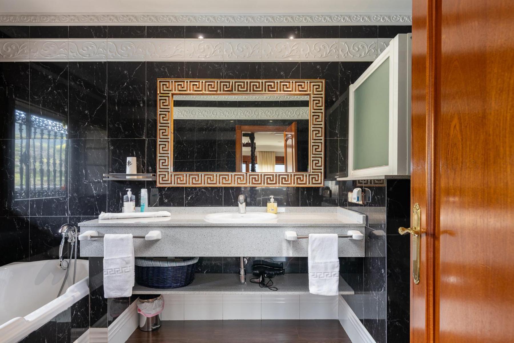 Mansion Con Jacuzzi A 40 Grados, Gran Piscina Y Padel Villa El Tiemblo Exterior photo