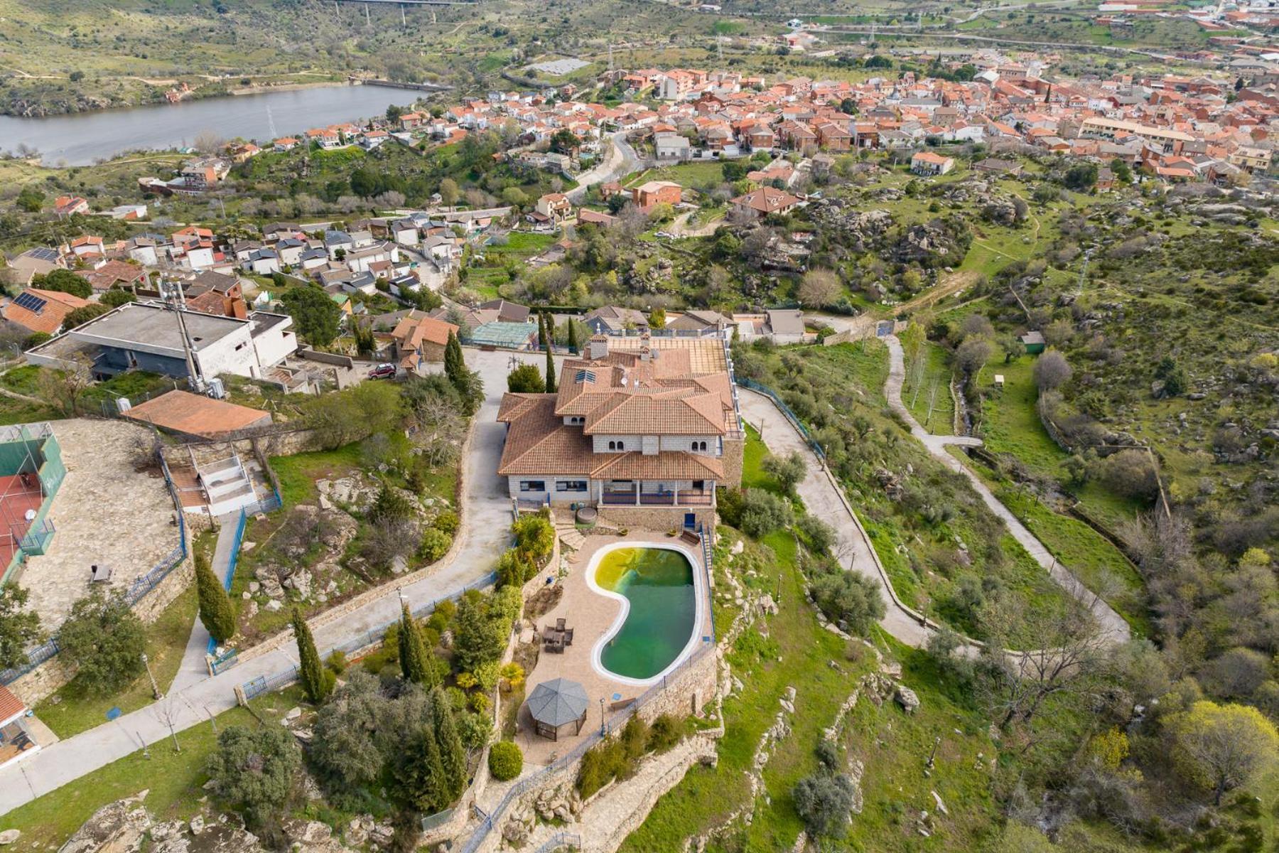Mansion Con Jacuzzi A 40 Grados, Gran Piscina Y Padel Villa El Tiemblo Exterior photo